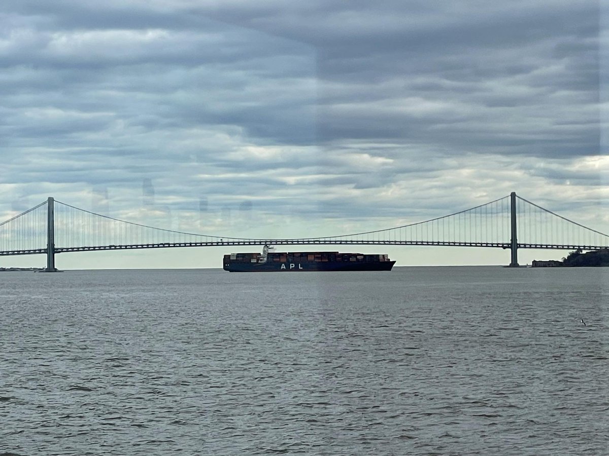 A NY tugboat captain has reported to @gCaptain “container ship APL QINGDAO lost power while transiting New York harbor. They had 3 escort tugs but 3 more were needed to bring her under control. They regained power & were brought to anchor near the verrazano bridge”
